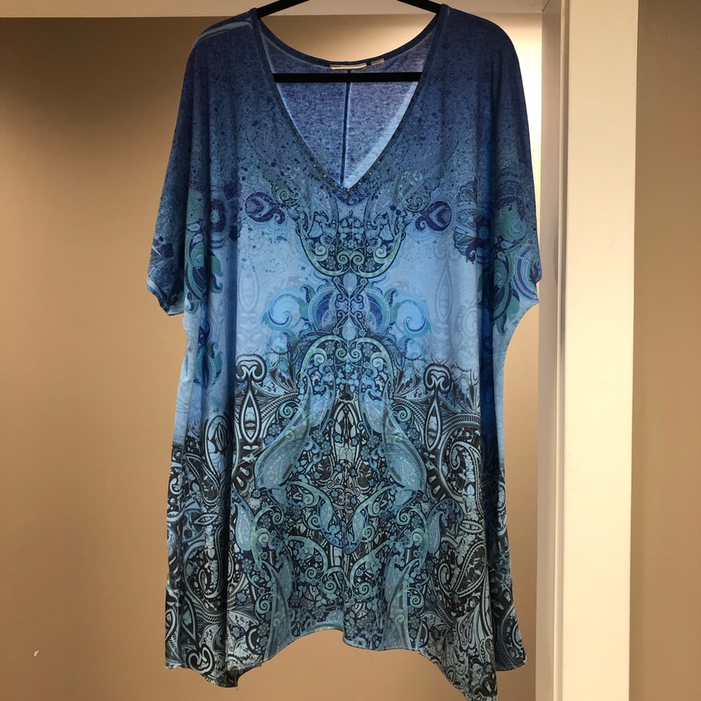 Woman’s 30/32 V Neck Blue Multi Top